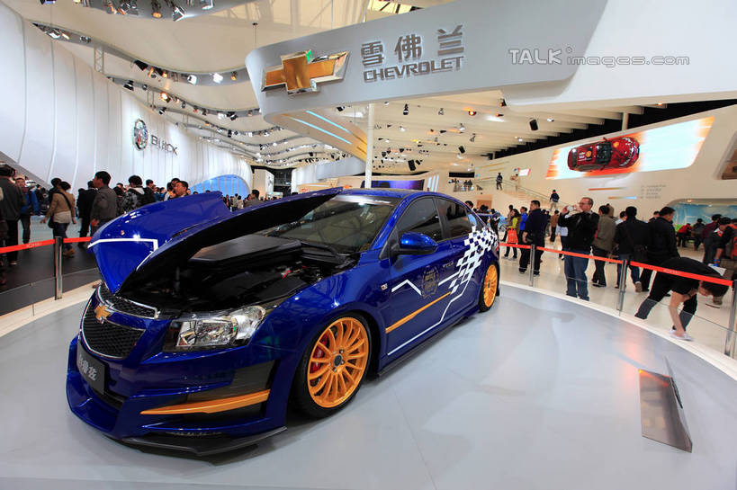 东方人,无人,栏杆,站,走,横图,室内,白天,正面,技术,科技,汽车,上海,中国,亚洲,一辆,行人,游客,游人,停靠,阴影,服装,光线,影子,墙,围栏,灯光,许多人,注视,休闲装,黄种人,护栏,路人,旅客,墙壁,墙面,车,衣服,交通工具,轿车,观察,看,站着,一群人,休闲,休闲服,展示,服饰,观看,展览,车展,申,察看,未来,关注,停泊,载具,东亚,闵行区,概念车,上海市,上海车展,上海国际展览中心,中华人民共和国,沪,华东地区,独特,新颖,过客,男人,男性,年轻男性,年轻女性,女人,女性,亚洲人,步行,散步,站立,走路,彩图,雪佛兰,虹桥经济技术开发区,汽车展览,上海虹桥经济技术开发区,2013年上海第十五届国际汽车展,2013上海车展,上海国际汽车工业展览会,科鲁兹,雪佛兰科鲁兹,shwf1