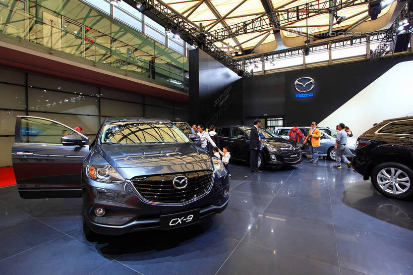 东方人,站,走,横图,室内,白天,正面,汽车,上海,中国,亚洲,行人,游客,游人,停靠,阴影,服装,光线,影子,灯光,许多人,注视,休闲装,黄种人,路人,旅客,车,衣服,交通工具,轿车,观察,看,站着,一群人,休闲,休闲服,展示,服饰,观看,展览,车展,申,察看,关注,停泊,载具,东亚,闵行区,马自达,上海市,上海车展,上海国际展览中心,中华人民共和国,沪,华东地区,过客,男人,男性,年轻男性,年轻女性,女人,女性,亚洲人,步行,散步,站立,走路,彩图,全身,虹桥经济技术开发区,汽车展览,上海虹桥经济技术开发区,万事得,2013年上海第十五届国际汽车展,2013上海车展,上海国际汽车工业展览会,马自达CX-9,shwf1