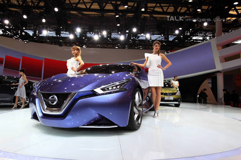 东方人,三个人,同事,模特,舞台,站,横图,室内,白天,正面,高跟鞋,裙子,时尚,成功,合作,团队,集体,信心,技术,科技,汽车,鞋子,照明,上海,中国,亚洲,一辆,阴影,连衣裙,光线,影子,灯光,注视,黄种人,手叉腰,队伍,车,灯,白色,灯具,交通工具,轿车,叉腰,观察,看,站着,车模,展示,搭,观看,展览,车展,聚光灯,照亮,申,察看,领导,未来,照明设备,成就,搭着,关注,时髦,载具,合伙,领袖,东亚,闵行区,概念车,上海市,上海车展,上海国际展览中心,中华人民共和国,沪,华东地区,时兴,独特,新颖,单手叉腰,年轻女性,女人,女性,亚洲人,模特儿,表演台,站立,彩图,全身,虹桥经济技术开发区,汽车展览,上海虹桥经济技术开发区,2013年上海第十五届国际汽车展,2013上海车展,上海国际汽车工业展览会,尼桑,尼桑Friend-ME,shwf1