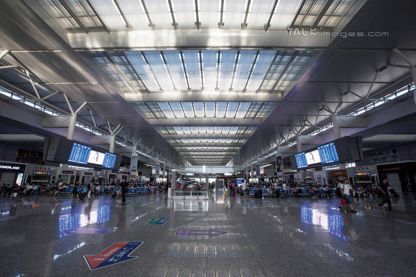 东方人,走,横图,室内,白天,正面,度假,显示器,美景,地板,城市风光,城市,上海,中国,亚洲,阴影,服装,光线,屏幕,影子,景观,灯光,地面,许多人,休闲装,黄种人,娱乐,显示屏,木地板,衣服,一群人,享受,休闲,休闲服,景色,放松,服饰,虹桥火车站,申,输出设备,东亚,闵行区,上海市,中华人民共和国,沪,华东地区,男人,男性,年轻男性,年轻女性,女人,女性,亚洲人,步行,散步,走路,彩图,全身,上海虹桥站,shwf1