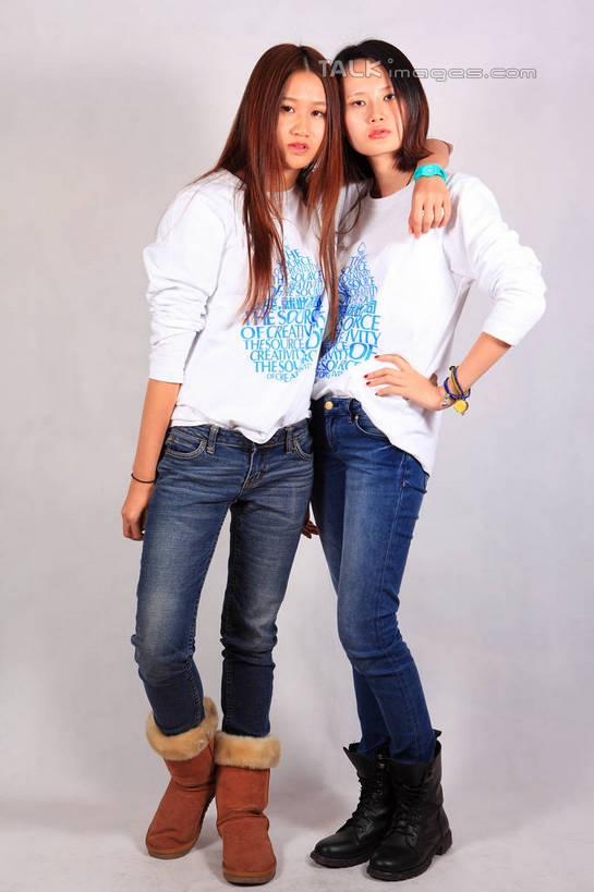 东方人,两个人,伙伴,朋友,站,抱,笑,微笑,竖图,室内,白天,正面,友谊,鞋子,亚洲,阴影,灰色背景,服装,裤子,反射,影子,注视,牛仔裤,休闲装,黄种人,靴子,手叉腰,衣服,蓝色,白色,叉腰,观察,看,站着,休闲,温暖,休闲服,摄影,服饰,影棚,抱着,观看,保暖,察看,搂着,雪地靴,关注,单手叉腰,友情,年轻女性,女人,女性,亚洲人,怀抱,搂,搂抱,相抱,拥抱,站立,彩图,全身,影棚拍摄,拍摄,shwf1