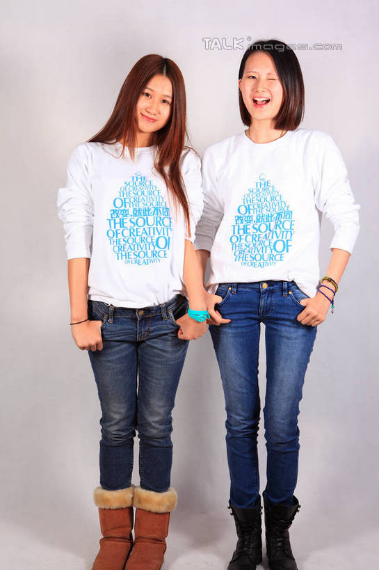 东方人,两个人,伙伴,朋友,站,笑,微笑,露齿笑,竖图,室内,白天,正面,友谊,鞋子,亚洲,阴影,灰色背景,服装,裤子,反射,影子,注视,牛仔裤,休闲装,黄种人,靴子,衣服,蓝色,白色,观察,看,站着,休闲,温暖,休闲服,摄影,服饰,影棚,观看,保暖,察看,双手插袋,雪地靴,关注,手插袋,双手抄兜,双手放兜,友情,年轻女性,女人,女性,亚洲人,插兜,两手抄兜,两手放兜,手插兜,手放口袋,站立,半身,彩图,影棚拍摄,拍摄,手抄兜,shwf1