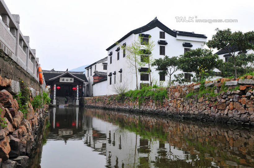 无人,家,栏杆,横图,室外,白天,正面,旅游,度假,河流,名胜古迹,水,植物,标志建筑,地标,建筑,雕塑,中国,亚洲,波纹,遗迹,艺术,装饰,标志,雕刻,牌匾,文字,字符,房屋,屋子,河水,水流,围栏,涟漪,古迹,文化,文物,娱乐,标识,建设,古建筑,江苏,苏州,护栏,楼房,住宅,树,树木,绿色,倒影,水纹,天空,自然,工艺品,波浪,天,享受,休闲,汉字,旅游胜地,放松,生长,成长,纪念,美术,倒映,中文,主题,陈列,古文明,东亚,江苏省,苏州市,中华人民共和国,华东地区,苏,水晕,功能,美学,国文,华文,反照,吴中区,彩图,房子,东山镇,陆巷村,陆巷古村,shwf1