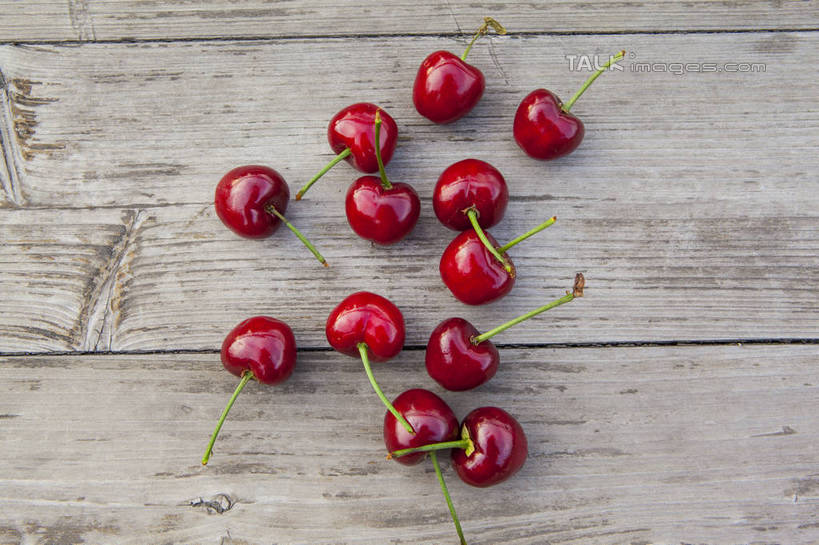 无人,横图,俯视,室外,特写,白天,桌面,桌子,樱桃,水果,许多,新鲜,木制,木桌,生食,食品,果实,很多,食物,红色,木制品,有机食品,绿色食品,大樱桃,樱珠,莺桃,英桃,楔桃,牛桃,荆桃,车厘子,彩图,高角度拍摄,木桌子,shwf1