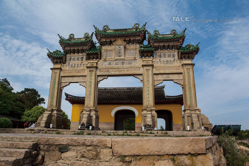 无人,横图,室外,白天,仰视,旅游,度假,名胜古迹,植物,门,标志建筑,地标,建筑,雕塑,中国,亚洲,阴影,遗迹,艺术,装饰,光线,标志,雕刻,牌匾,文字,影子,字符,云,云朵,牌坊,牌楼,云彩,古迹,文化,文物,娱乐,标识,建设,古建筑,浙江,树,树木,浙江省,蓝色,绿色,白云,蓝天,天空,阳光,自然,工艺品,门框,天,享受,休闲,汉字,旅游胜地,放松,生长,晴朗,成长,纪念,美术,祭祀,中文,主题,表彰,荣誉,陈列,古文明,东亚,普陀区,普陀山,中华人民共和国,华东地区,浙,功能,美学,国文,华文,荣耀,舟山,舟山市,晴空,彩图,低角度拍摄,传统文化,海天佛国,普陀山海岸牌坊,shwf1