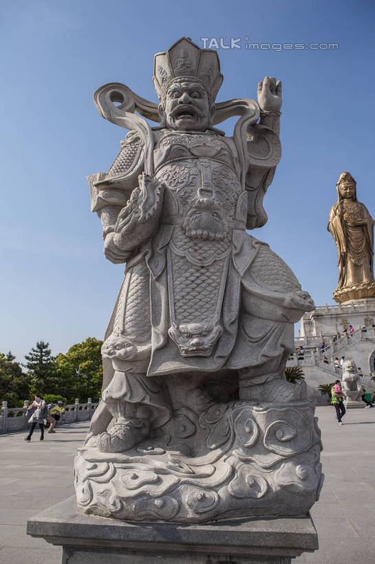 无人,竖图,室外,白天,仰视,旅游,度假,智慧,植物,标志建筑,地标,建筑,雕塑,中国,亚洲,阴影,神话,艺术,装饰,光线,雕刻,雕像,影子,文化,娱乐,建设,浙江,石雕,树,树木,浙江省,蓝色,绿色,蓝天,天空,阳光,自然,工艺品,天,享受,休闲,旅游胜地,放松,观音,生长,晴朗,成长,纪念,美术,主题,传说,陈列,东亚,菩萨,普陀区,普陀山,万里无云,观音菩萨,中华人民共和国,华东地区,浙,功能,美学,护法神,舟山,舟山市,慈悲,中国神话,观世音,观世音菩萨,观音大士,观自在菩萨,晴空,晴空万里,彩图,低角度拍摄,全身,南海观音,四大金刚,四大天王,天神,广目天王,海天佛国,普陀山南海观音立像,shwf1
