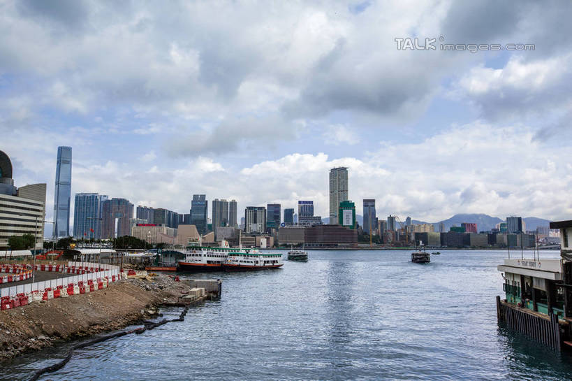 无人,家,高楼大厦,码头,横图,全景,室外,白天,正面,度假,海浪,海洋,美景,天际线,植物,城市风光,城市,大厦,港口,建筑,摩天大楼,船,客轮,香港,中国,亚洲,阴影,光线,影子,房屋,屋子,景观,浪花,云,云朵,公寓,建筑群,云彩,娱乐,建设,洋房,楼房,住宅,树,树木,蓝色,绿色,白云,蓝天,天空,阳光,自然,海水,交通工具,天,享受,休闲,景色,放松,生长,晴朗,成长,港,渡轮,客船,载具,海景,东亚,游艇码头,湾仔,湾仔码头,香港岛,香港特别行政区,港澳台,中华人民共和国,湾仔区,港岛,大海,风浪,海,海水的波动,近岸浪,涌浪,晴空,彩图,房子,摆渡口,埠头,大楼,渡口,渡头,港湾,高层建筑,高楼,海港,口岸,摩天楼,天星码头,湾仔天星码头,天星小轮,shwf1
