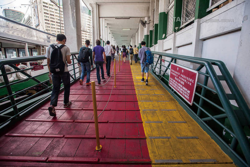 东方人,栏杆,码头,走,横图,室内,白天,度假,美景,城市风光,城市,港口,船,客轮,香港,中国,亚洲,行人,游客,游人,服装,包,景观,围栏,许多人,旅行包,休闲装,黄种人,娱乐,护栏,路人,旅客,背面,衣服,背包,交通工具,一群人,享受,休闲,休闲服,景色,放松,服饰,港,渡轮,客船,载具,东亚,九龙,游艇码头,尖沙咀,香港特别行政区,港澳台,中华人民共和国,旅游包,九龙半岛,过客,油尖旺区,尖沙嘴,男人,男性,年轻男性,年轻女性,女人,女性,亚洲人,步行,散步,走路,彩图,全身,摆渡口,埠头,渡口,渡头,港湾,海港,口岸,尖沙咀天星码头,双肩包,尖沙咀海滨花园,尖沙咀海旁,九龙角天星码头,天星码头,天星小轮,shwf1