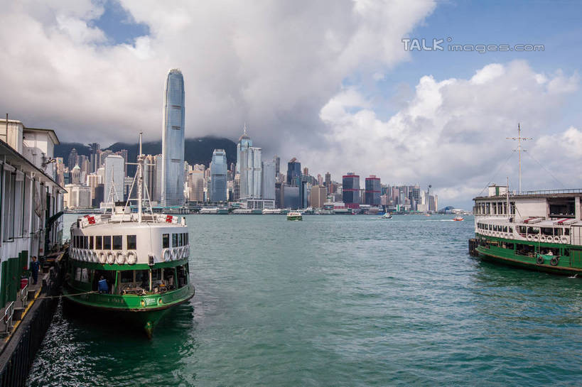 无人,高楼大厦,码头,横图,全景,室外,白天,正面,度假,海浪,海洋,美景,山,山脉,天际线,城市风光,标志建筑,城市,大厦,地标,港口,建筑,摩天大楼,船,客轮,香港,中国,亚洲,阴影,光线,影子,景观,浪花,山峰,云,云朵,建筑群,山峦,云彩,娱乐,建设,中环,蓝色,白云,蓝天,天空,阳光,海水,交通工具,群山,天,享受,休闲,景色,放松,晴朗,港,渡轮,客船,载具,海景,东亚,九龙,游艇码头,尖沙咀,香港岛,香港特别行政区,港澳台,中华人民共和国,九龙半岛,港岛,油尖旺区,中西区,尖沙嘴,大海,风浪,海,海水的波动,近岸浪,涌浪,晴空,彩图,摆渡口,埠头,大楼,渡口,渡头,港湾,高层建筑,高楼,海港,口岸,摩天楼,国际金融中心二期,国金二期,金融街,尖沙咀天星码头,尖沙咀海滨花园,尖沙咀海旁,九龙角天星码头,天星码头,天星小轮,shwf1