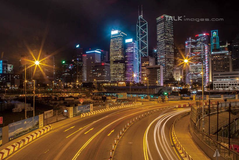 无人,家,高楼大厦,横图,室外,夜晚,正面,度假,美景,城市风光,标志建筑,城市,大厦,道路,地标,建筑,路,路灯,摩天大楼,夜景,公路,照明,香港,中国,亚洲,阴影,光线,影子,房屋,屋子,景观,公寓,建筑群,灯光,分界线,停车线,交通,娱乐,建设,洋房,楼房,住宅,灯,中环,中银大厦,享受,休闲,景色,放松,车行道,车行道分界线,照亮,港,照明设备,标线,东亚,车行线,香港岛,香港特别行政区,港澳台,中华人民共和国,港岛,花园道,中西区,马路,彩图,房子,大楼,高层建筑,高楼,摩天楼,shwf1