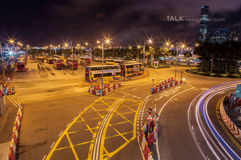 无人,高楼大厦,横图,俯视,室外,夜晚,度假,美景,植物,城市风光,城市,大厦,道路,建筑,路,路灯,摩天大楼,夜景,公路,车站,照明,香港,中国,亚洲,阴影,光线,影子,景观,灯光,分界线,停车线,站台,交通,娱乐,建设,月台,灯,树,树木,中环,绿色,自然,享受,休闲,景色,放松,生长,成长,车行道,车行道分界线,照亮,港,照明设备,标线,东亚,车行线,香港岛,香港特别行政区,港澳台,中华人民共和国,港岛,中西区,马路,彩图,高角度拍摄,大楼,高层建筑,高楼,公共汽车站,摩天楼,汽车车站,汽车站,shwf1