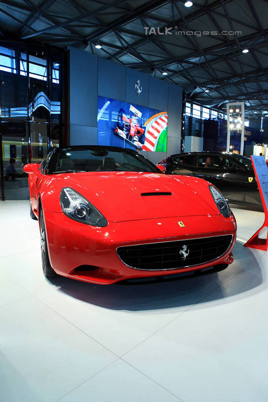 无人,竖图,室内,白天,正面,汽车,照明,一辆,停靠,阴影,光线,影子,灯光,跑车,顶灯,车,灯,红色,灯具,交通工具,展示,展览,车展,照亮,照明设备,停泊,载具,法拉利,彩图,汽车展览,shwf1,2012浦东国际汽车展览会