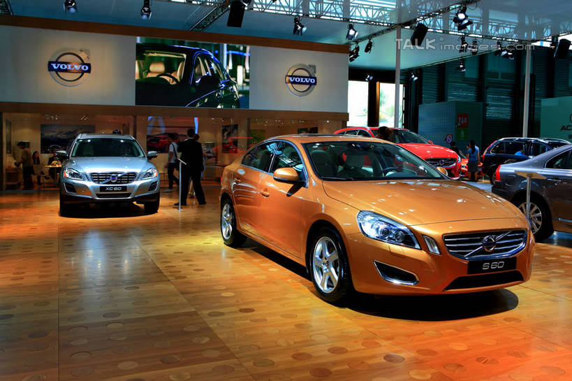 东方人,坐,走,横图,室内,白天,正面,汽车,亚洲,许多,行人,游客,游人,停靠,阴影,服装,光线,英文,标志,文字,影子,字符,字母,灯光,很多,许多人,注视,黄种人,标识,路人,旅客,车,衣服,红色,交通工具,轿车,观察,看,一群人,橙色,展示,服饰,观看,展览,车展,英文字母,察看,衣着,穿着,关注,停泊,载具,衣饰,过客,男人,男性,年轻男性,年轻女性,女人,女性,亚洲人,步行,散步,走路,坐着,半身,彩图,汽车展览,沃尔沃,shwf1,2012浦东国际汽车展览会