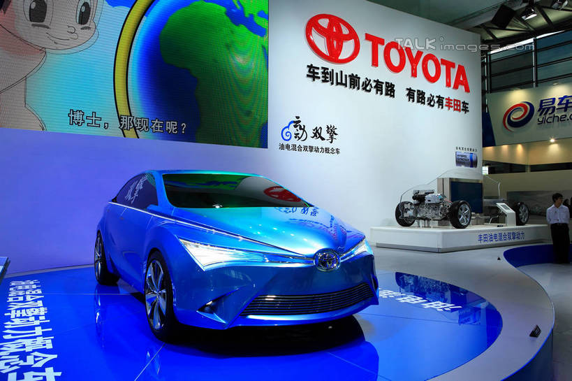 东方人,一个人,站,横图,室内,白天,正面,技术,科技,汽车,亚洲,仅一个男性,仅一个人,一辆,停靠,阴影,服装,光线,英文,标志,文字,影子,字符,字母,灯光,扭头,注视,黄种人,标识,车,仅一个年轻男性,衣服,蓝色,交通工具,轿车,观察,看,站着,转头,汉字,展示,服饰,观看,展览,车展,英文字母,察看,未来,衣着,穿着,关注,停泊,中文,载具,概念车,国文,华文,衣饰,独特,新颖,男人,男性,年轻男性,亚洲人,站立,彩图,全身,汽车展览,shwf1,2012浦东国际汽车展览会