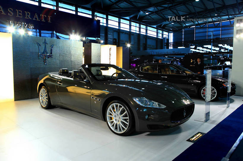 东方人,两个人,站,横图,室内,白天,正面,衬衫,西装,汽车,亚洲,两辆,停靠,阴影,套装,正装,光线,影子,灯光,领带,跑车,职业装,黄种人,车,黑色,交通工具,站着,展示,展览,车展,象征,庄重,停泊,载具,身份,正式,地位,男人,男性,年轻男性,亚洲人,站立,彩图,全身,衬衣,汽车展览,玛莎拉蒂,shwf1,2012浦东国际汽车展览会