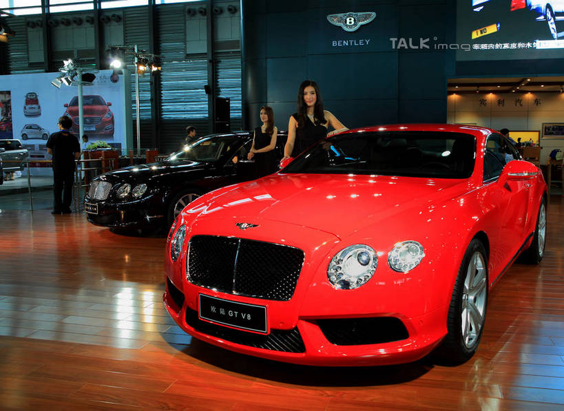 东方人,背部,四个人,模特,站,笑,微笑,露齿笑,横图,室内,白天,正面,裙子,地板,汽车,亚洲,两辆,停靠,阴影,连衣裙,光线,影子,灯光,地面,跑车,注视,黄种人,木地板,车,红色,黑色,交通工具,观察,看,站着,车模,展示,观看,展览,车展,察看,关注,停泊,载具,男人,男性,年轻男性,年轻女性,女人,女性,亚洲人,模特儿,站立,彩图,全身,宾利,汽车展览,本特利,shwf1,2012浦东国际汽车展览会