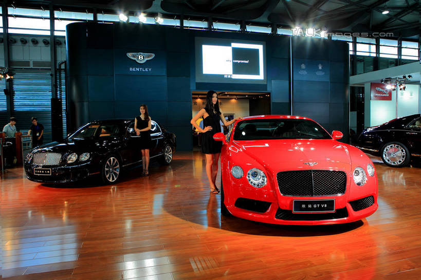 东方人,四个人,模特,站,横图,室内,白天,正面,裙子,汽车,亚洲,两辆,停靠,阴影,连衣裙,光线,影子,灯光,跑车,注视,黄种人,标识,吊牌,车,红色,黑色,胸牌,交通工具,观察,看,站着,车模,展示,观看,展览,车展,察看,徽章,关注,停泊,载具,身份,胸章,胸卡,编号牌,雕刻牌,工号牌,胸号牌,胸徽,员工牌,男人,男性,年轻男性,年轻女性,女人,女性,亚洲人,模特儿,站立,彩图,全身,宾利,汽车展览,本特利,shwf1,2012浦东国际汽车展览会