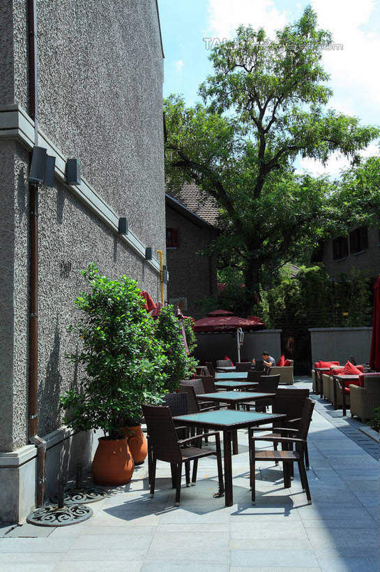 无人,家,竖图,室外,白天,正面,旅游,度假,名胜古迹,植物,别墅,桌面,桌子,标志建筑,地标,建筑,椅子,上海,中国,亚洲,阴影,遗迹,光线,木制,影子,房屋,木椅,木桌,屋子,云,云朵,公寓,云彩,古迹,文物,娱乐,建设,古建筑,洋房,楼房,住宅,树,树木,蓝色,绿色,白云,蓝天,天空,阳光,自然,木制品,天,享受,休闲,旅游胜地,放松,生长,晴朗,成长,申,咖啡店,咖啡屋,卢湾区,古文明,东亚,思南公馆,思南路,上海市,中华人民共和国,沪,华东地区,晴空,彩图,房子,咖啡馆,马斯南路,木桌子,shwf1