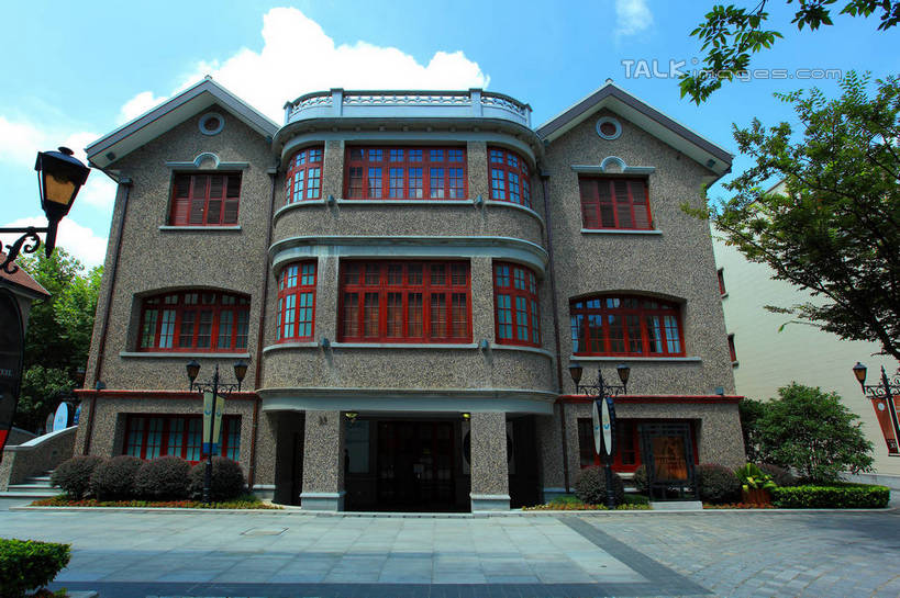 无人,家,横图,室外,白天,仰视,旅游,度假,名胜古迹,植物,别墅,窗户,门,标志建筑,道路,地标,建筑,路,路灯,照明,上海,中国,亚洲,阴影,遗迹,光线,影子,房屋,墙,屋子,云,云朵,公寓,小路,灯光,交通,云彩,古迹,文物,娱乐,建设,古建筑,洋房,楼房,玻璃窗,墙壁,墙面,住宅,灯,树,树木,蓝色,绿色,白云,蓝天,天空,阳光,自然,门框,天,享受,休闲,旅游胜地,放松,生长,晴朗,成长,照亮,申,照明设备,卢湾区,古文明,东亚,思南公馆,思南路,上海市,中华人民共和国,沪,华东地区,晴空,彩图,低角度拍摄,房子,马斯南路,shwf1