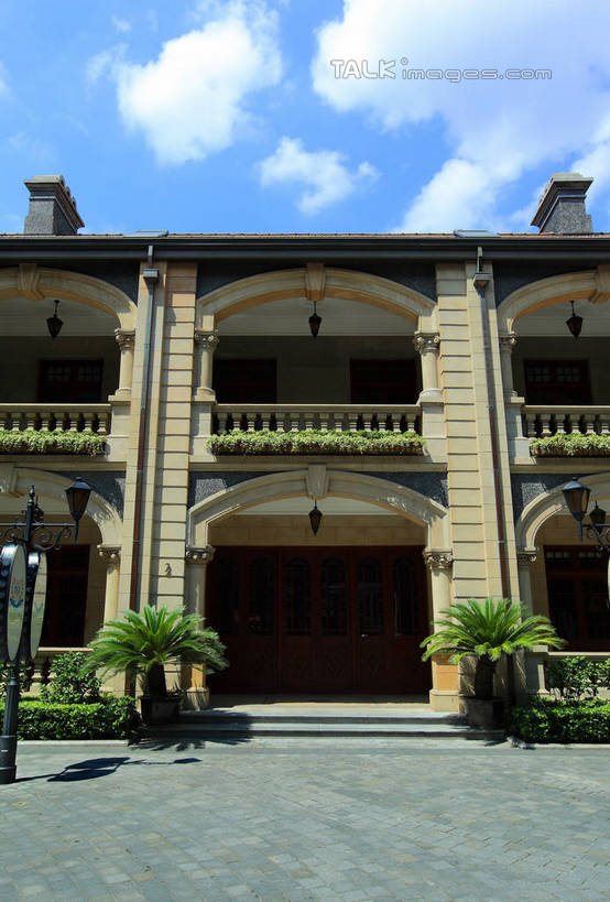 无人,家,竖图,室外,白天,仰视,旅游,度假,名胜古迹,植物,别墅,门,标志建筑,地标,建筑,上海,中国,亚洲,阴影,遗迹,光线,盆栽,影子,房屋,墙,屋子,云,云朵,公寓,盆景,云彩,古迹,文物,娱乐,建设,古建筑,洋房,楼房,墙壁,墙面,住宅,蓝色,绿色,白云,蓝天,天空,阳光,自然,门框,天,享受,休闲,旅游胜地,放松,生长,晴朗,成长,申,卢湾区,古文明,东亚,思南公馆,思南路,上海市,中华人民共和国,沪,华东地区,晴空,彩图,低角度拍摄,房子,马斯南路,shwf1