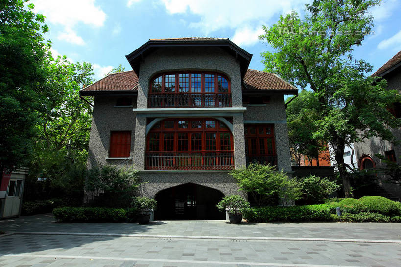 无人,家,横图,室外,白天,仰视,旅游,度假,名胜古迹,植物,别墅,窗户,标志建筑,地标,建筑,上海,中国,亚洲,阴影,遗迹,光线,伞,影子,雨伞,遮阳伞,房屋,墙,屋子,云,云朵,公寓,云彩,古迹,文物,娱乐,阳伞,建设,古建筑,洋房,楼房,玻璃窗,墙壁,墙面,住宅,树,树木,蓝色,绿色,白云,蓝天,天空,阳光,自然,天,享受,休闲,旅游胜地,放松,生长,晴朗,成长,申,太阳伞,卢湾区,古文明,东亚,思南公馆,思南路,上海市,中华人民共和国,沪,华东地区,晴空,彩图,低角度拍摄,房子,马斯南路,shwf1