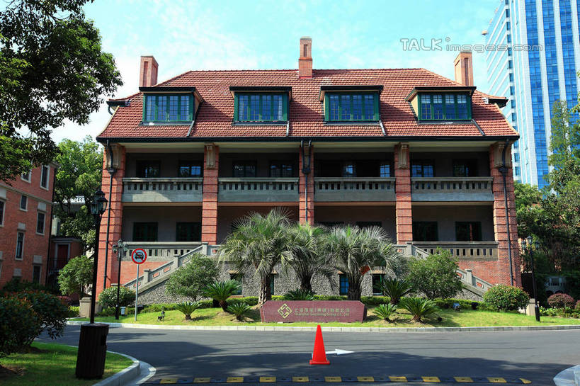 无人,家,高楼大厦,横图,室外,白天,仰视,旅游,度假,草地,草坪,名胜古迹,植物,别墅,标志建筑,大厦,地标,建筑,摩天大楼,上海,中国,亚洲,阴影,遗迹,分离,光线,影子,房屋,屋子,云,云朵,公寓,警告,云彩,古迹,文物,娱乐,建设,古建筑,洋房,楼房,住宅,草,树,树木,红色,蓝色,绿色,白云,蓝天,天空,阳光,自然,楼宇,天,享受,休闲,旅游胜地,放松,警示,生长,晴朗,成长,隔离,禁止,申,提醒,提示,限制,交通标志,古文明,东亚,路锥,静安区,长宁区,上海市,中华人民共和国,沪,华东地区,交通锥,危险,晴空,彩图,低角度拍摄,房子,大楼,高层建筑,高楼,摩天楼,shwf1,愚园路