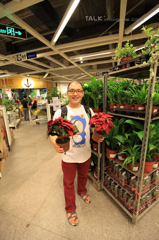 东方人,一个人,站,笑,微笑,竖图,室内,白天,正面,购物,消费,植物,花盆,照明,亚洲,仅一个男性,仅一个人,仅一个中年男性,握,阴影,服装,盛开,光线,包,盆栽,书包,影子,陶瓷,灯光,盆景,陶瓷制品,集市,市场,拿,花蕾,拿着,注视,休闲装,黄种人,顶灯,灯,花,花瓣,花朵,鲜花,花鸟市场,衣服,红色,绿色,自然,背包,容器,灯具,花苞,花蕊,观察,看,站着,休闲,休闲服,握着,金融,服饰,生长,成长,观看,储藏,照亮,察看,照明设备,储存,关注,选购,贸易,男人,男性,中年男性,亚洲人,站立,彩图,全身,贮存,双肩包,shwf1