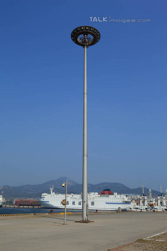无人,码头,竖图,室外,白天,正面,旅游,度假,海浪,海洋,美景,山,山脉,港口,路灯,轮船,船,照明,中国,亚洲,停靠,阴影,光线,影子,景观,浪花,山峰,灯光,山峦,娱乐,山东,烟台,灯,蓝色,蓝天,天空,阳光,自然,海水,交通工具,群山,天,享受,休闲,景色,放松,晴朗,照亮,照明设备,停泊,自然风光,载具,海景,东亚,山东省,万里无云,中华人民共和国,华东地区,鲁,烟台市,大海,风浪,海,海水的波动,近岸浪,涌浪,晴空,晴空万里,彩图,摆渡口,埠头,渡口,渡头,港湾,海港,货运码头,口岸,商港,shwf1,交通运输部救助打捞局,救捞局
