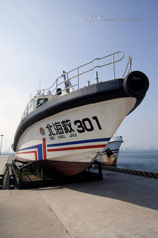 无人,码头,竖图,室外,白天,仰视,旅游,度假,海浪,海洋,美景,港口,轮船,船,中国,亚洲,一艘,停靠,阴影,光线,标志,数字,文字,影子,字符,景观,浪花,娱乐,标识,山东,烟台,蓝色,蓝天,天空,阳光,自然,海水,交通工具,天,享受,休闲,汉字,景色,放松,阿拉伯数字,晴朗,停泊,中文,自然风光,载具,海景,东亚,山东省,万里无云,中华人民共和国,华东地区,国文,华文,鲁,烟台市,大海,风浪,海,海水的波动,近岸浪,涌浪,晴空,晴空万里,彩图,低角度拍摄,摆渡口,埠头,渡口,渡头,港湾,海港,货运码头,口岸,商港,shwf1,交通运输部救助打捞局,救捞局