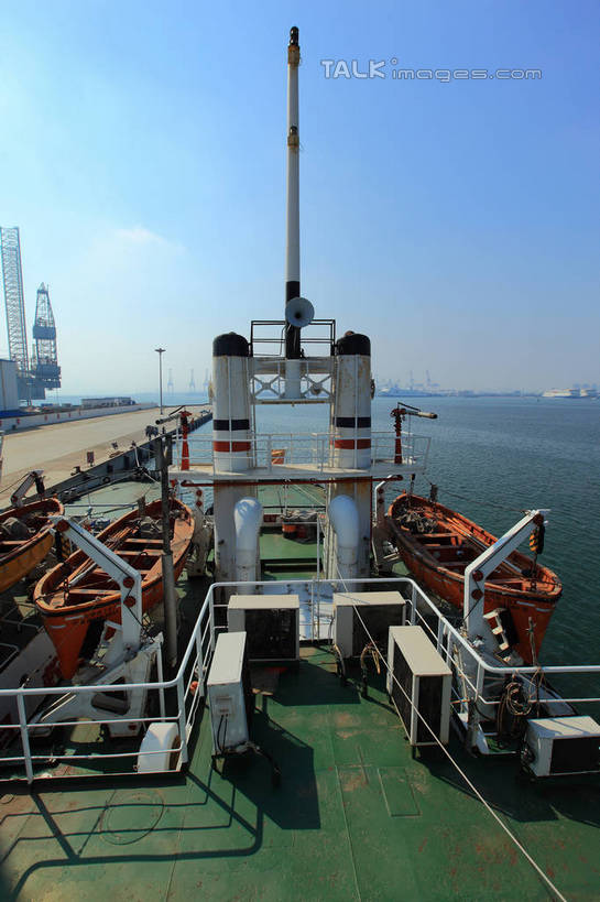 游泳,无人,码头,竖图,室外,白天,正面,旅游,度假,海浪,海洋,美景,港口,船,停靠,阴影,光线,影子,景观,浪花,娱乐,蓝色,蓝天,天空,阳光,自然,海水,交通工具,天,享受,休闲,景色,放松,充气,晴朗,舟,救生,停泊,自然风光,载具,海景,万里无云,泅水,救生艇,大海,风浪,海,海水的波动,近岸浪,涌浪,晴空,晴空万里,彩图,摆渡口,埠头,渡口,渡头,港湾,海港,货运码头,口岸,商港,shwf1