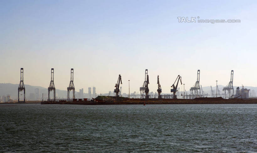 无人,码头,横图,室外,白天,正面,旅游,度假,技术,海浪,海洋,美景,港口,建筑,一排,阴影,整齐,光线,影子,景观,浪花,娱乐,设备,排列,施工,蓝色,蓝天,天空,阳光,自然,海水,天,享受,休闲,机械,起重机,景色,放松,晴朗,吊机,工程,队列,自然风光,塔吊,海景,万里无云,大海,风浪,海,海水的波动,近岸浪,涌浪,晴空,晴空万里,彩图,摆渡口,埠头,渡口,渡头,港湾,海港,货运码头,口岸,商港,标准节,塔式起重机,shwf1