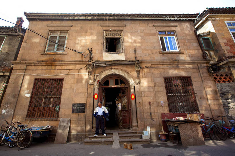 东方人,一个人,家,站,横图,室外,白天,仰视,旅游,度假,名胜古迹,窗户,门,标志建筑,地标,建筑,自行车,中国,亚洲,仅一个男性,仅一个人,仅一个中年男性,停靠,阴影,服装,遗迹,光线,影子,房屋,墙,屋子,休闲装,黄种人,古迹,文物,娱乐,建设,古建筑,山东,烟台,楼房,玻璃窗,墙壁,墙面,住宅,车,脚踏车,衣服,天空,阳光,门框,交通工具,天,站着,享受,休闲,休闲服,旅游胜地,放松,服饰,烟台山,停泊,载具,古文明,东亚,山东省,中华人民共和国,华东地区,鲁,烟台市,男人,男性,中年男性,亚洲人,站立,彩图,低角度拍摄,全身,房子,shwf1