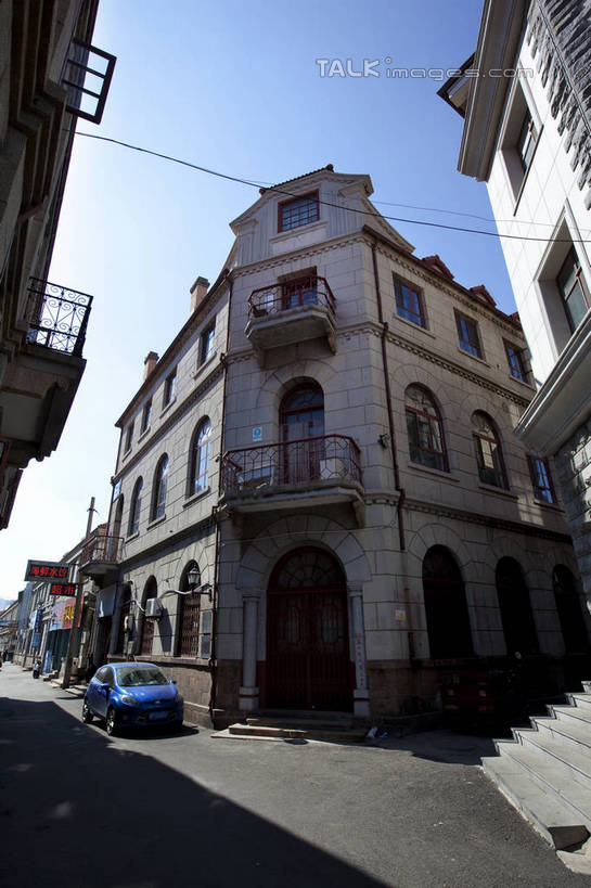 无人,家,竖图,室外,白天,仰视,旅游,度假,名胜古迹,窗户,门,标志建筑,道路,地标,建筑,路,汽车,中国,亚洲,停靠,阴影,遗迹,光线,影子,房屋,墙,屋子,拱门,小路,交通,古迹,文物,娱乐,建设,古建筑,山东,烟台,楼房,玻璃窗,墙壁,墙面,住宅,车,蓝色,蓝天,天空,阳光,门框,交通工具,轿车,天,享受,休闲,旅游胜地,放松,晴朗,烟台山,停泊,载具,古文明,东亚,山东省,万里无云,中华人民共和国,华东地区,鲁,烟台市,晴空,晴空万里,彩图,低角度拍摄,房子,shwf1