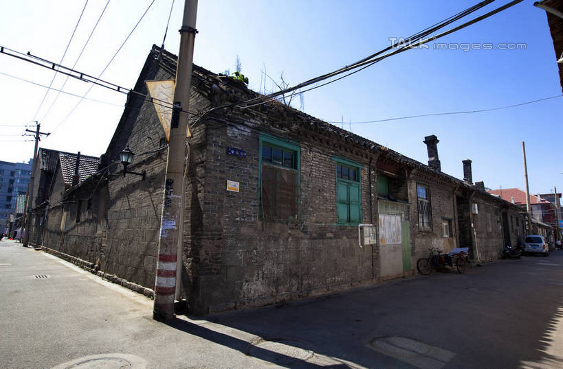 无人,家,横图,室外,白天,仰视,旅游,度假,名胜古迹,窗户,标志建筑,道路,地标,建筑,路,中国,亚洲,阴影,遗迹,电力,光线,电线,线,影子,房屋,墙,屋子,小路,电能,交通,线路,古迹,文物,娱乐,建设,古建筑,山东,烟台,楼房,玻璃窗,墙壁,墙面,住宅,蓝色,蓝天,天空,阳光,天,享受,休闲,旅游胜地,放松,晴朗,电,烟台山,电源,电源线,能量,古文明,东亚,山东省,万里无云,中华人民共和国,华东地区,鲁,烟台市,晴空,晴空万里,彩图,低角度拍摄,房子,shwf1