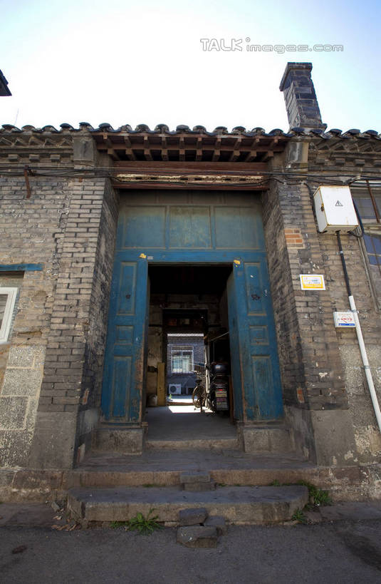 无人,家,竖图,室外,白天,仰视,旅游,度假,名胜古迹,楼梯,门,标志建筑,地标,胡同,建筑,中国,亚洲,阴影,遗迹,光线,影子,房屋,阶梯,墙,屋子,古迹,文物,娱乐,建设,古建筑,山东,烟台,楼房,墙壁,墙面,台阶,住宅,蓝色,蓝天,天空,阳光,门框,天,享受,休闲,旅游胜地,放松,晴朗,烟台山,古文明,东亚,山东省,万里无云,中华人民共和国,华东地区,鲁,烟台市,晴空,晴空万里,里弄,彩图,低角度拍摄,房子,巷,shwf1