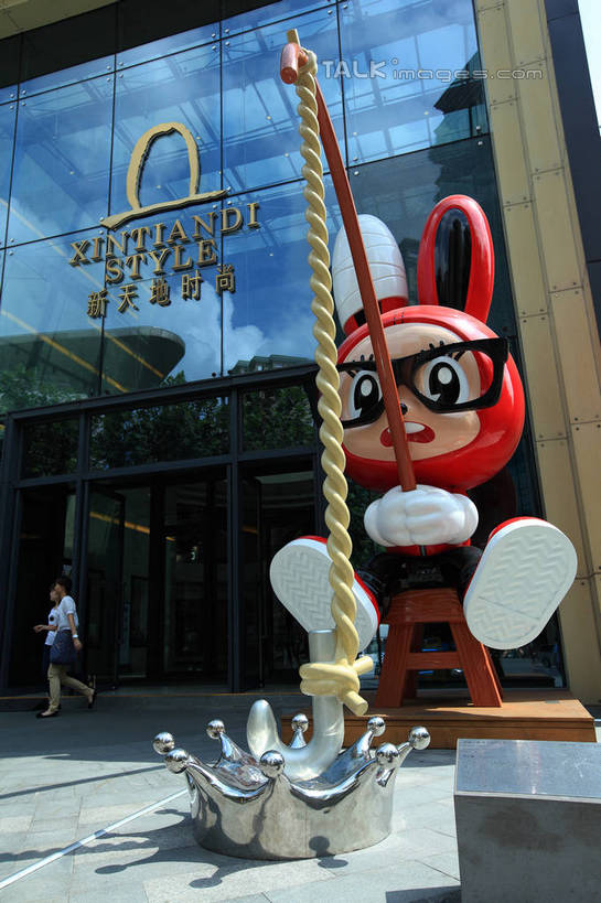 无人,高楼大厦,商店,竖图,室外,白天,仰视,购物,度假,游戏,消费,美景,窗户,落地窗,城市风光,标志建筑,超市,城市,橱窗,大厦,地标,建筑,摩天大楼,商场,玩具,上海,中国,亚洲,阴影,装饰,光线,兔子,影子,景观,玩,娱乐,建设,玻璃窗,装饰品,一只,红色,阳光,装饰物,享受,休闲,景色,放松,益智,金融,百货,活动,新天地,华丽,修饰,点缀,申,发泄,消遣,智力,饰物,公仔,选购,贸易,百货公司,卢湾区,东亚,玻璃橱窗,上海市,中华人民共和国,沪,华东地区,宣泄,衬托,美观,雅致,雅观,血拼,上海新天地,玩耍,嬉戏,彩图,低角度拍摄,大楼,高层建筑,高楼,购物商场,购物中心,摩天楼,商业中心,shwf1