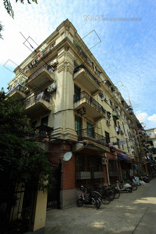 无人,家,露台,竖图,室外,白天,仰视,度假,美景,植物,阳台,城市风光,城市,道路,路,公路,上海,中国,亚洲,阴影,光线,影子,房屋,屋子,景观,云,云朵,公寓,交通,云彩,娱乐,洋房,楼房,住宅,树,树木,蓝色,绿色,白云,蓝天,天空,阳光,自然,天,享受,休闲,景色,放松,生长,晴朗,成长,复兴中路,申,卢湾区,东亚,上海市,中华人民共和国,沪,华东地区,晴空,马路,彩图,低角度拍摄,房子,露天阳台,shwf1