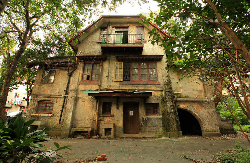 无人,家,横图,室外,白天,仰视,度假,草地,草坪,美景,树林,植物,窗户,门,城市风光,城市,道路,路,上海,中国,亚洲,破旧,陈旧,房屋,屋子,景观,公寓,小路,交通,娱乐,洋房,楼房,玻璃窗,住宅,草,树,树木,绿色,天空,自然,门框,天,享受,休闲,景色,放松,生长,成长,淮海路,申,残破,黄浦区,东亚,淮海中路,徐汇区,上海市,中华人民共和国,沪,华东地区,彩图,低角度拍摄,房子,shwf1