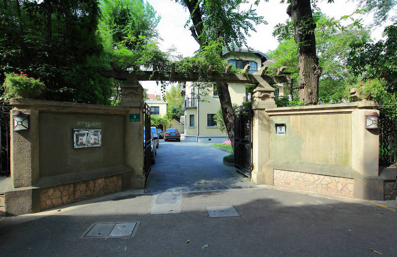 无人,家,横图,室外,白天,正面,度假,美景,别墅,城市风光,城市,道路,路,公路,汽车,上海,中国,亚洲,停靠,阴影,光线,影子,房屋,墙,屋子,景观,公寓,交通,娱乐,洋房,楼房,墙壁,墙面,住宅,车,天空,阳光,交通工具,轿车,天,享受,休闲,景色,放松,申,停泊,载具,黄浦区,东亚,上海市,中华人民共和国,沪,华东地区,马路,彩图,房子,茂名南路,shwf1