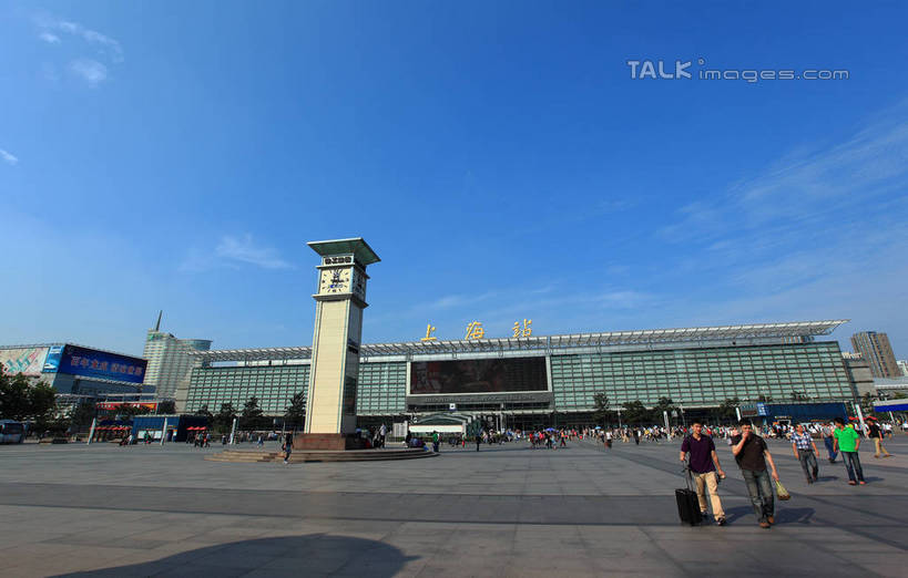 东方人,火车站,站,走,横图,室外,白天,仰视,旅游,度假,植物,标志建筑,道路,地标,建筑,路,路灯,公路,车站,照明,上海,中国,亚洲,行人,游客,游人,阴影,服装,时间,光线,拉杆箱,旅行箱,时钟,影子,云,云朵,灯光,站台,交通,许多人,计时,云彩,注视,休闲装,黄种人,娱乐,建设,月台,路人,旅客,灯,树,树木,衣服,蓝色,绿色,白云,蓝天,天空,阳光,自然,行李箱,箱子,钟表,上海站,天,观察,看,站着,一群人,享受,休闲,休闲服,表,旅游胜地,放松,服饰,生长,晴朗,成长,观看,出差,照亮,申,察看,照明设备,关注,东亚,上海火车站,上海市,中华人民共和国,沪,华东地区,塔钟,闸北区,过客,男人,男性,年轻男性,年轻女性,女人,女性,亚洲人,钟,晴空,马路,步行,散步,站立,走路,彩图,低角度拍摄,全身,旅行,铁路车站,铁路站,shwf1,火车站南广场,南广场