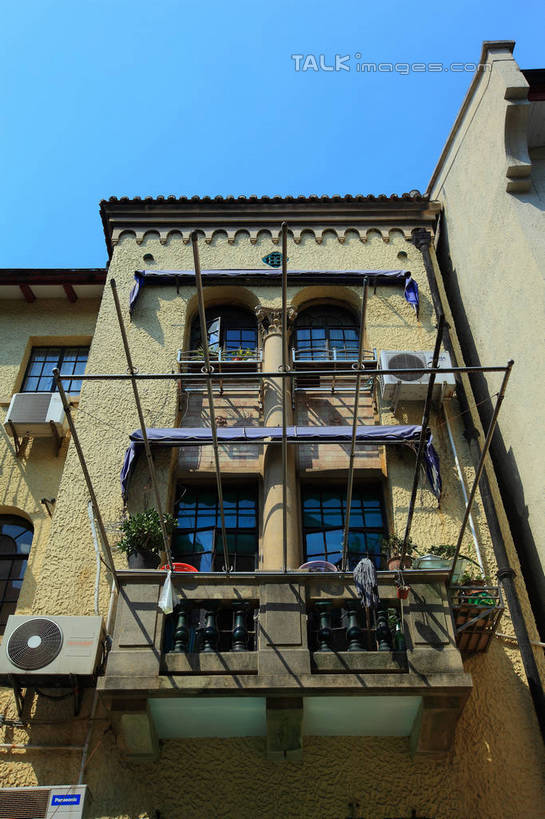 无人,家,露台,竖图,室外,白天,仰视,旅游,度假,植物,窗户,阳台,标志建筑,地标,建筑,上海,中国,亚洲,阴影,光线,电器,盆栽,影子,房屋,屋子,公寓,盆景,娱乐,建设,洋房,楼房,玻璃窗,住宅,空调,蓝色,绿色,蓝天,天空,阳光,自然,天,享受,休闲,旅游胜地,放松,生长,晴朗,成长,申,调节,舒适,家电,家用电器,调整,东亚,静安区,长宁区,上海市,万里无云,中华人民共和国,沪,华东地区,空气调节器,晴空,晴空万里,彩图,低角度拍摄,房子,露天阳台,shwf1,涌泉坊,愚园路