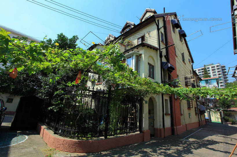 无人,家,栏杆,横图,室外,白天,仰视,旅游,度假,树林,植物,别墅,窗户,标志建筑,地标,建筑,上海,中国,亚洲,阴影,光线,影子,百叶窗,房屋,屋子,公寓,围栏,小巷,娱乐,建设,洋房,护栏,楼房,弄堂,住宅,树,树木,巷子,蓝色,绿色,蓝天,天空,阳光,自然,天,享受,休闲,旅游胜地,放松,生长,晴朗,成长,申,故居,东亚,静安区,长宁区,上海市,万里无云,中华人民共和国,沪,华东地区,晴空,晴空万里,彩图,低角度拍摄,房子,shwf1,顾炳鑫旧居,愚园路