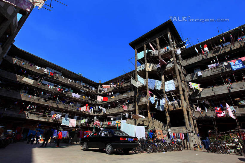 东方人,一个人,家,站,横图,室外,白天,仰视,旅游,度假,标志建筑,道路,地标,建筑,路,公路,自行车,汽车,上海,中国,亚洲,仅一个男性,仅一个人,许多,停靠,阴影,服装,光线,影子,房屋,屋子,公寓,床单,交通,很多,休闲装,黄种人,娱乐,建设,洋房,楼房,住宅,车,脚踏车,仅一个年轻男性,衣服,红色,蓝色,蓝天,天空,阳光,交通工具,轿车,天,站着,享受,休闲,休闲服,旅游胜地,放松,服饰,晴朗,申,衣着,穿着,停泊,载具,杨浦区,东亚,上海市,隆昌公寓,隆昌路,万里无云,中华人民共和国,沪,华东地区,衣饰,男人,男性,年轻男性,亚洲人,晴空,晴空万里,马路,站立,彩图,低角度拍摄,全身,房子,shwf1