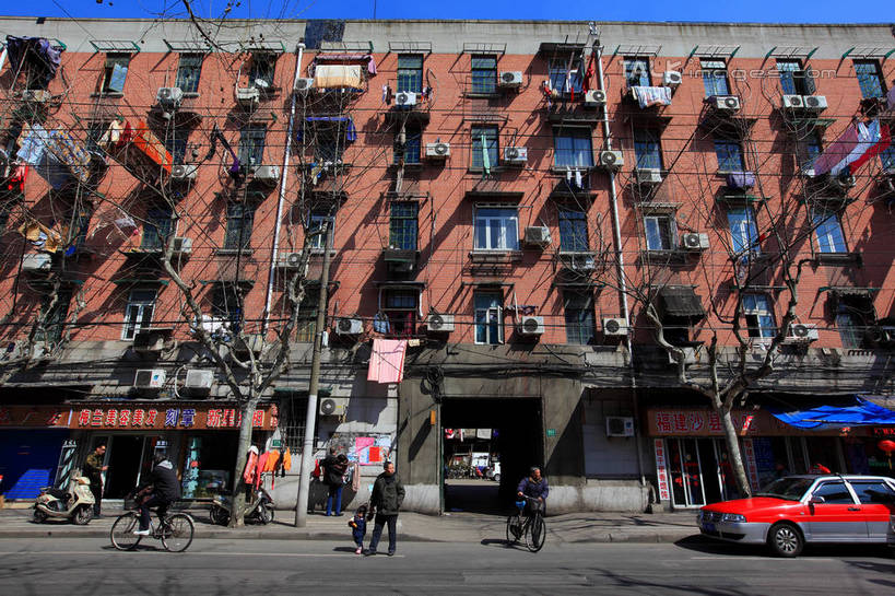 东方人,三个人,家,站,坐,横图,室外,白天,仰视,旅游,度假,窗户,标志建筑,地标,建筑,出租车,自行车,汽车,上海,中国,亚洲,行人,停靠,阴影,服装,光线,影子,房屋,屋子,公寓,注视,休闲装,黄种人,娱乐,建设,洋房,楼房,路人,玻璃窗,住宅,车,脚踏车,骑,衣服,蓝色,蓝天,天空,阳光,交通工具,轿车,天,观察,看,站着,骑车,享受,休闲,休闲服,旅游胜地,放松,服饰,晴朗,观看,申,察看,关注,停泊,载具,的士,计程车,杨浦区,东亚,上海市,隆昌公寓,隆昌路,万里无云,中华人民共和国,沪,华东地区,过客,男人,男性,年轻男性,亚洲人,晴空,晴空万里,站立,坐着,彩图,低角度拍摄,全身,房子,shwf1