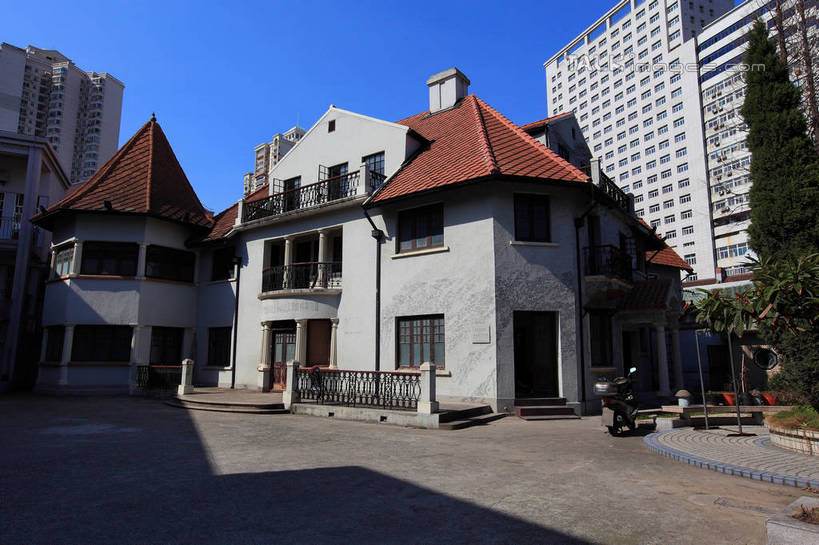 无人,家,高楼大厦,横图,室外,白天,正面,旅游,度假,树林,植物,标志建筑,大厦,地标,建筑,摩天大楼,摩托车,上海,中国,亚洲,一辆,停靠,阴影,光线,影子,房屋,屋子,娱乐,建设,虹口区,楼房,住宅,车,树,树木,蓝色,绿色,蓝天,天空,阳光,自然,交通工具,天,享受,休闲,旅游胜地,放松,生长,晴朗,成长,申,停泊,载具,东亚,多伦路,上海市,万里无云,中华人民共和国,沪,华东地区,晴空,晴空万里,彩图,房子,大楼,高层建筑,高楼,摩天楼,窦乐安路,shwf1,多伦路文化街,上海多伦路文化名人街