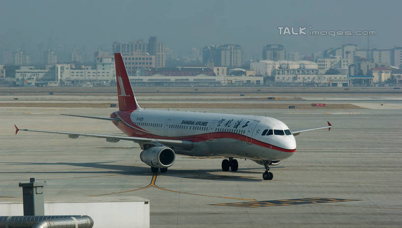 无人,高楼大厦,机场,横图,室外,白天,正面,度假,美景,城市风光,城市,大厦,飞机,飞机场,建筑,摩天大楼,上海,中国,亚洲,阴影,光线,影子,景观,建筑群,跑道,地面,着陆,娱乐,航空,建设,红色,白色,阳光,停机坪,交通工具,享受,休闲,景色,放松,一架,虹桥机场,登陆,申,客机,下降,降落,滑行,东亚,长宁区,上海市,中华人民共和国,沪,华东地区,上海虹桥国际机场,东方航空,航空站,空港,彩图,大楼,高层建筑,高楼,摩天楼,shwf1