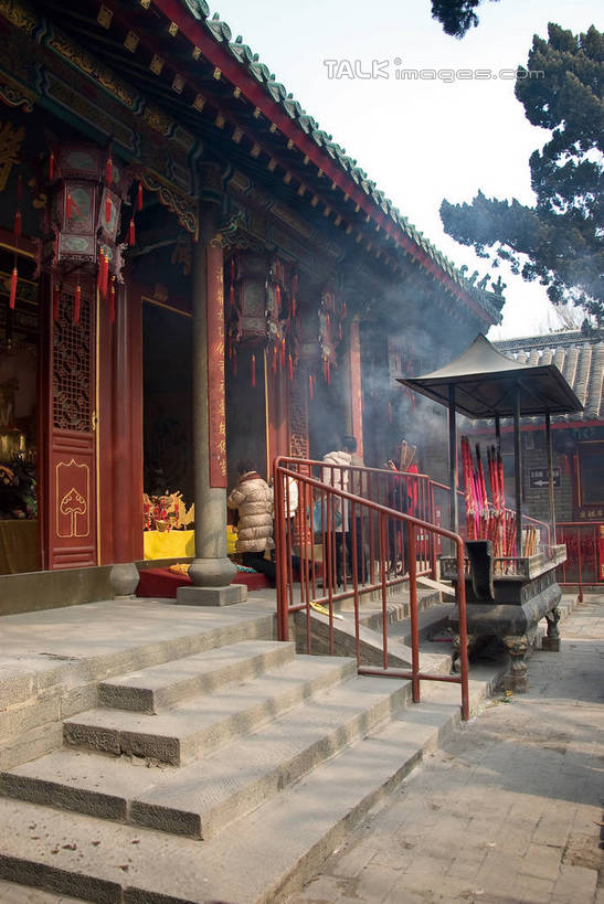 东方人,公园,寺庙,跪,竖图,室外,白天,侧面,旅游,度假,名胜古迹,标志建筑,地标,建筑,中国,亚洲,五个人,跪拜,悬挂,节日,遗迹,灯笼,阶梯,烟雾,许多人,古典,燃烧,黄种人,古迹,历史,文化,文物,娱乐,建设,传统,古建筑,山东,烟台,台阶,膜拜,天空,香火,庙宇,天,祈祷,一群人,享受,休闲,健康,石阶,旅游胜地,放松,许愿,宗教,信仰,纪念,祈求,古文明,东亚,山东省,中华人民共和国,华东地区,鲁,烟台市,毓璜顶,毓璜顶公园,道观,平安,男人,男性,女人,女性,中年男性,中年女性,亚洲人,跪着,彩图,全身,庙,寺,传统文化,shwf1