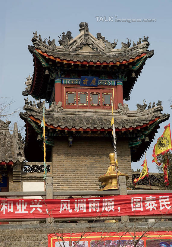 无人,公园,寺庙,竖图,室外,白天,仰视,旅游,度假,名胜古迹,标志建筑,地标,建筑,指示牌,中国,亚洲,悬挂,阴影,节日,遗迹,光线,标志,瓦片,文字,影子,墙,屋檐,横幅,古典,燃烧,古迹,历史,文化,文物,娱乐,标识,建设,传统,古建筑,山东,烟台,经幡,檐,墙壁,墙面,红色,蓝色,蓝天,天空,阳光,香火,庙宇,天,祈祷,享受,休闲,健康,汉字,旅游胜地,放松,许愿,宗教,信仰,纪念,祈求,中文,古文明,东亚,山东省,风马旗,中华人民共和国,华东地区,鲁,烟台市,毓璜顶,毓璜顶公园,道观,平安,彩图,低角度拍摄,庙,寺,传统文化,shwf1