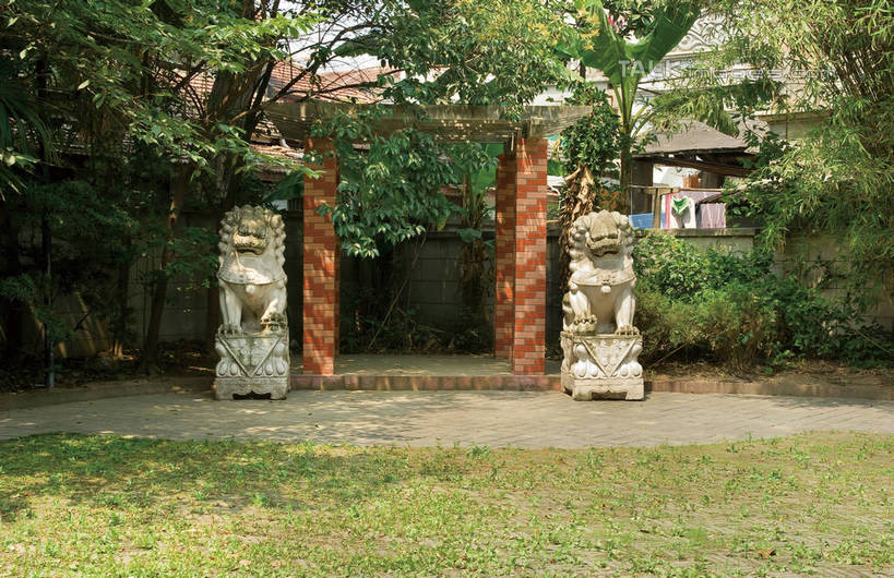 无人,家,横图,室外,白天,正面,旅游,度假,草地,草坪,美景,植物,门,城市风光,标志建筑,城市,地标,建筑,街道,雕塑,上海,中国,亚洲,许多,阴影,艺术,装饰,光线,雕刻,雕像,影子,房屋,屋子,景观,公寓,建筑群,一对,历史,文化,娱乐,建设,传统,虹口区,洋房,楼房,石狮子,石雕,住宅,草,树,树木,两个,绿色,阳光,自然,工艺品,门框,享受,休闲,景色,放松,生长,成长,纪念,美术,申,主题,陈列,东亚,多伦路,上海市,中华人民共和国,沪,华东地区,功能,美学,多伦路旅游文化街,彩图,房子,传统文化,shwf1
