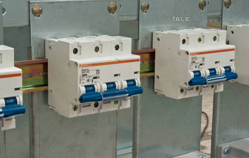 无人,工厂,横图,室内,白天,正面,安全,车间,仪器,照明,中国,亚洲,一排,许多,整齐,电器,灯光,防护,设备,顶灯,开关,灯,排列,蓝色,白色,灯具,日光灯,保护,照亮,厂房,照明设备,队列,保险,东亚,中华人民共和国,华北地区,保全,周全,安稳,安定,河北,河北省,冀,秦皇岛,秦皇岛市,漏电保护器,平安,彩图,制造厂,shwf1